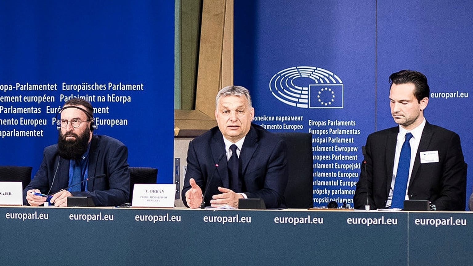 Szájer József, Orbán Viktor és Havasi Bertalan a Fidesz néppárti tagságának felfüggesztése utáni sajtótájékoztatón Brüsszelben