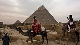 گردشگران در نزدیکی اهرام جیزه