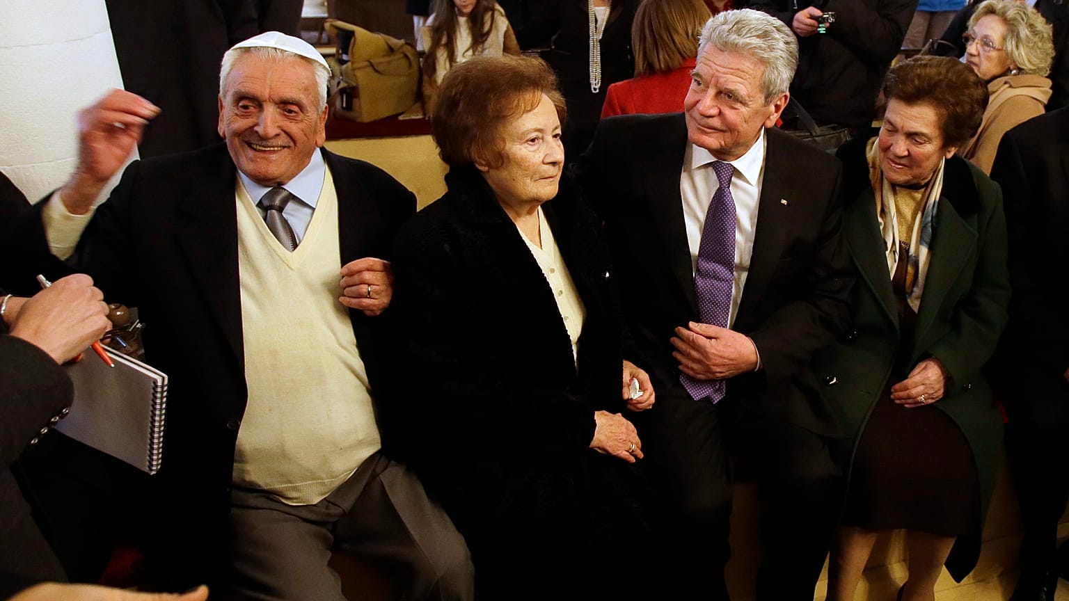 Η Στέλλα Εσθήρ Κοέν στα αριστερά της φωτογραφίας μαζί με τον τότε Γερμανό Πρόεδρο Γιόαχιμ Γκάουκ