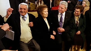 Η Στέλλα Εσθήρ Κοέν στα αριστερά της φωτογραφίας μαζί με τον τότε Γερμανό Πρόεδρο Γιόαχιμ Γκάουκ