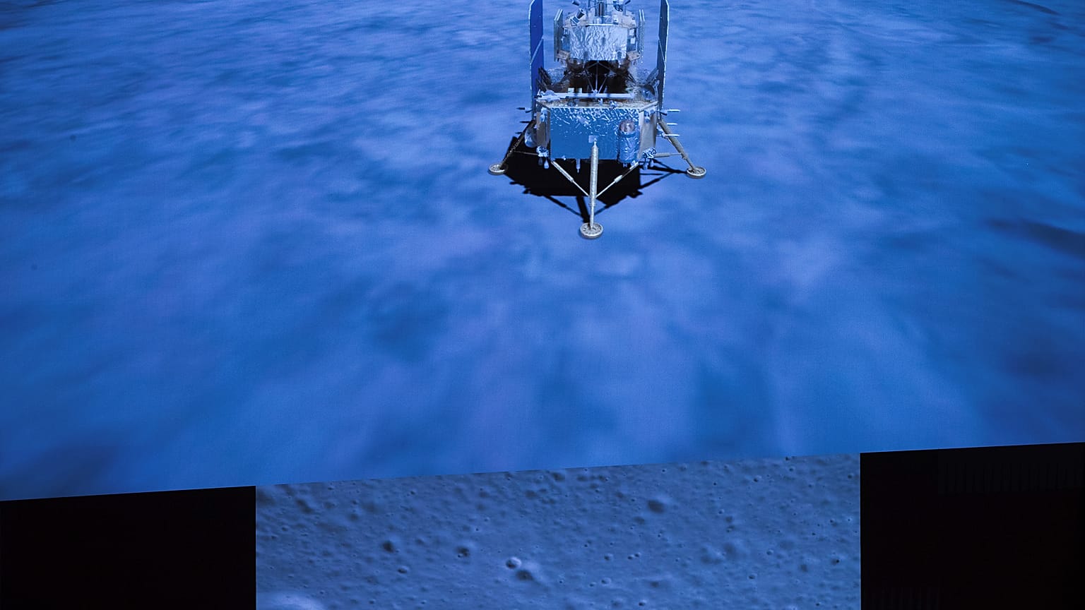 Chang'e 5 kurz vor dem Aufsetzen auf der Mondoberfläche. 