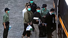 Οι κατηγορούμενοι ακτιβιστές λίγο πριν τη μεταφορά τους στο δικαστήριο