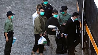 Οι κατηγορούμενοι ακτιβιστές λίγο πριν τη μεταφορά τους στο δικαστήριο