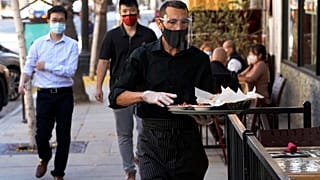 عامل في أحد مطاعم لوس أنجلس