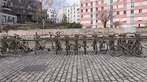 No Comment: Freiwillige fischen Leihfahrräder und mehr aus Pariser Kanal