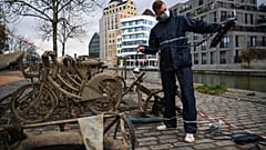 Clément Charret repêchant des Vélib' à Pantin, en région parisienne, le 1er décembre 2020, France