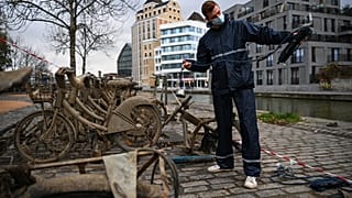 Clément Charret repêchant des Vélib' à Pantin, en région parisienne, le 1er décembre 2020, France
