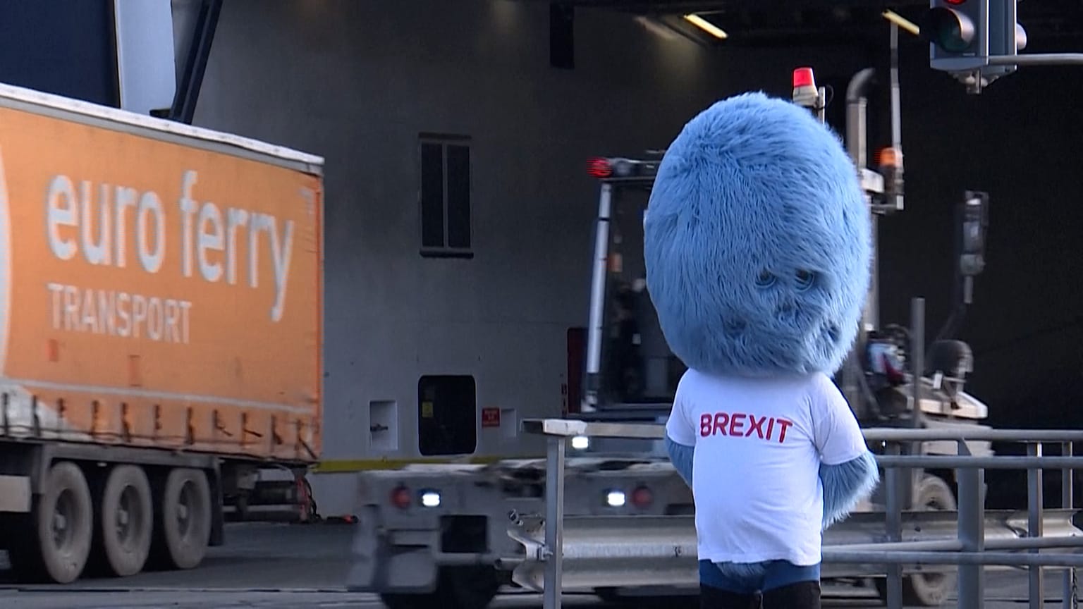 Das "Brexit-Monster" im Hafen von Rotterdam informiert Trucker über Änderungen zum 1. Januar. Die Aufklärung ist bitter nötig