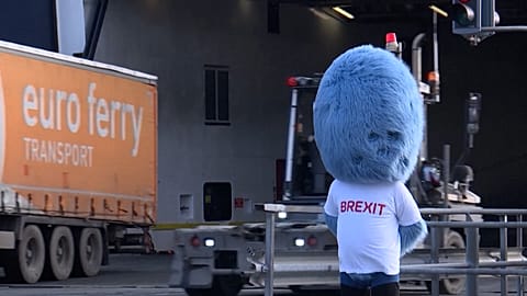 Das "Brexit-Monster" im Hafen von Rotterdam informiert Trucker über Änderungen zum 1. Januar. Die Aufklärung ist bitter nötig