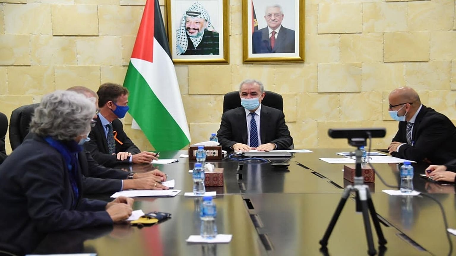 رئيس الوزراء الفسطيني وممثل الاتحاد الأوروبي إلى جانب رؤساء أربع مؤسسات مالية أوروبية