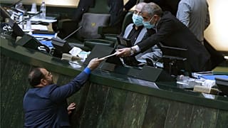 حسینعلی امیری، معاون پارلمانی رئیس جمهوری ایران متن لایحه بودجه کل کشور سال ۱۴۰۰ را به علی نیکزاد، نایب رئیس مجلس ایران تقدیم کرد
