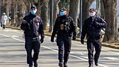 Járőröző ukrán rendőrök a kárpátaljai Ungváron, 2020. márciusában