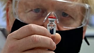El primer ministro británico, Boris Johnson, observa una dosis de la vacuna de AstraZeneca