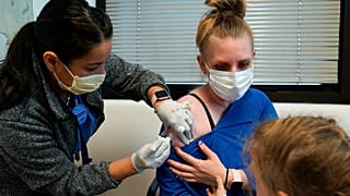 Programas de vacinação anticovid na União Europeia devem começar em 2021
