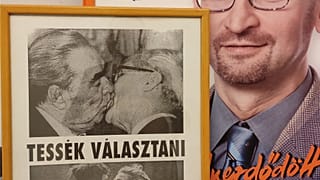 Plakát Szájer József brüsszeli irodájánál