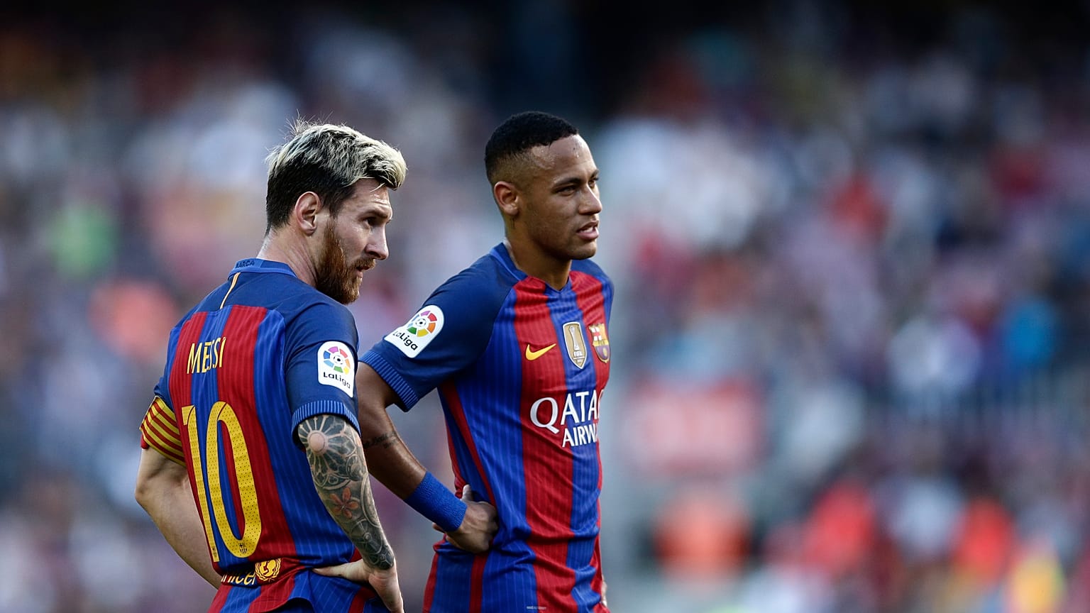 نيمار (على اليمين) وميسي يقفان وسط الميدان وهما يلعبان في صفوف نادي برشلونة خلال مباراة أمام ديبورتيفوكورونا في برشلونة. 2016/10/15
