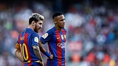 نيمار (على اليمين) وميسي يقفان وسط الميدان وهما يلعبان في صفوف نادي برشلونة خلال مباراة أمام ديبورتيفوكورونا في برشلونة. 2016/10/15