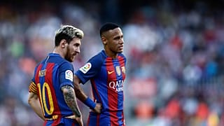 نيمار (على اليمين) وميسي يقفان وسط الميدان وهما يلعبان في صفوف نادي برشلونة خلال مباراة أمام ديبورتيفوكورونا في برشلونة. 2016/10/15