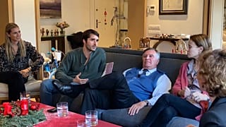 Familia española hablando sobre los regalos de este año