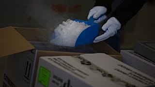 Szárazjéggel dolgozó belga munkás