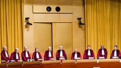 Δικαστήριο ΕΕ: Οι εταιρείες μπορούν να απαγορεύουν την ισλαμική μαντίλα στη δουλειά υπό συνθήκες