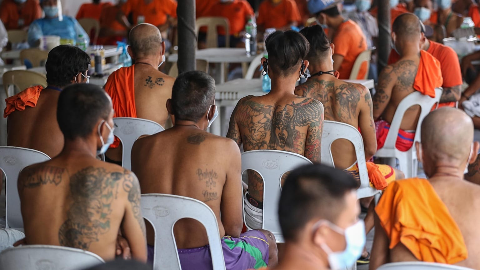 Filipinler'de mahkumların dövmeleri siliniyor