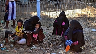 لاجئون من الروهينغا خلال عملية نقلهم إلى جزيرة باسان شار