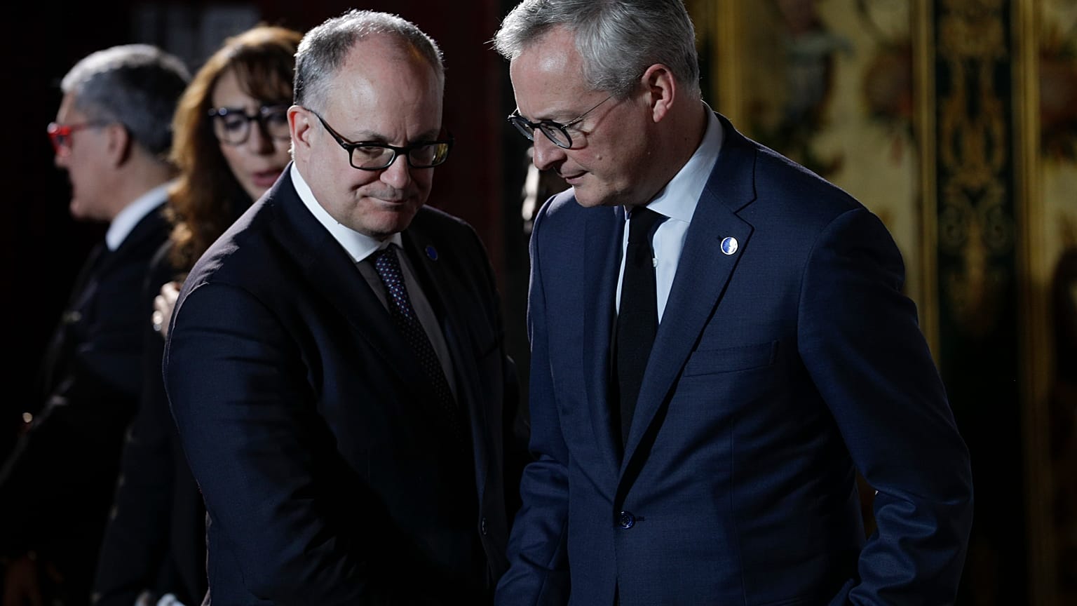 Il ministro francese delle Finanze, Bruno Le Maire, a destra, e il suo omologo italiano Roberto Gualtieri durante un summit a Napoli nel febbraio scorso