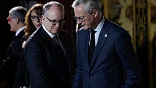Il ministro francese delle Finanze, Bruno Le Maire, a destra, e il suo omologo italiano Roberto Gualtieri durante un summit a Napoli nel febbraio scorso