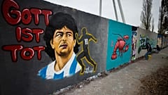 Maradonára emlékező graffiti