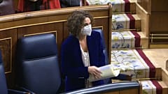 La ministra de Hacienda y portavoz del Gobierno, María Jesús Montero, recibe una ovación tras la aprobación de los Prespuestos en el Congreso