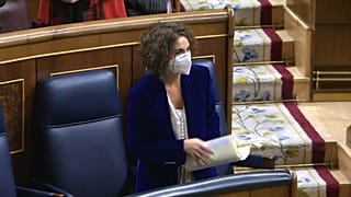 La ministra de Hacienda y portavoz del Gobierno, María Jesús Montero, recibe una ovación tras la aprobación de los Prespuestos en el Congreso