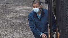 Jimmy Lai viene scortato in prigione da agenti dei Servizi Correzionali, Hong Kong