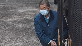 Jimmy Lai viene scortato in prigione da agenti dei Servizi Correzionali, Hong Kong