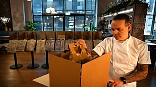 Simon Wood prepara una consegna a domicilio, nel suo ristorante di Manchester