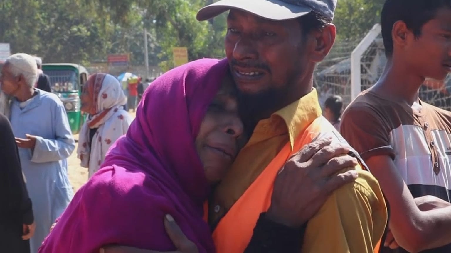 Réfugiés rohingyas en pleurs avant la séparation