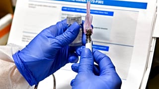 Pfizer ve BioNTech işbirliğinde bulunan Covid-19 aşısının en az eksi 70 derece sıcaklıkta taşınması gerekiyor.