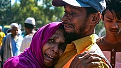 Una rifugiata Rohingya piange fuori da un'area di transito, dove sono temporaneamente ospitati a Ukhiya, Bangladesh