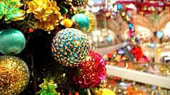 Üppig wie immer: Pariser Weihnachtsschmuck
