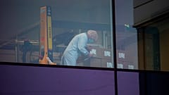 Υπάλληλος ελέγχει κουτιά της Phizer
