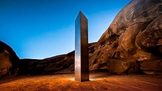 نصب معدني وضع في مقاطعة سان خوان جنوب شرق ولاية يوتا. 2020/11/27