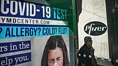 Сокращение производства вакцины Pfizer "расстроило" азиатские фондовые биржи