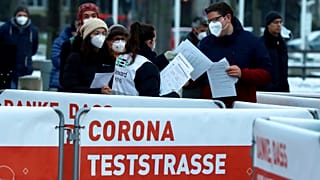 Anstehen vor dem Test in Wien