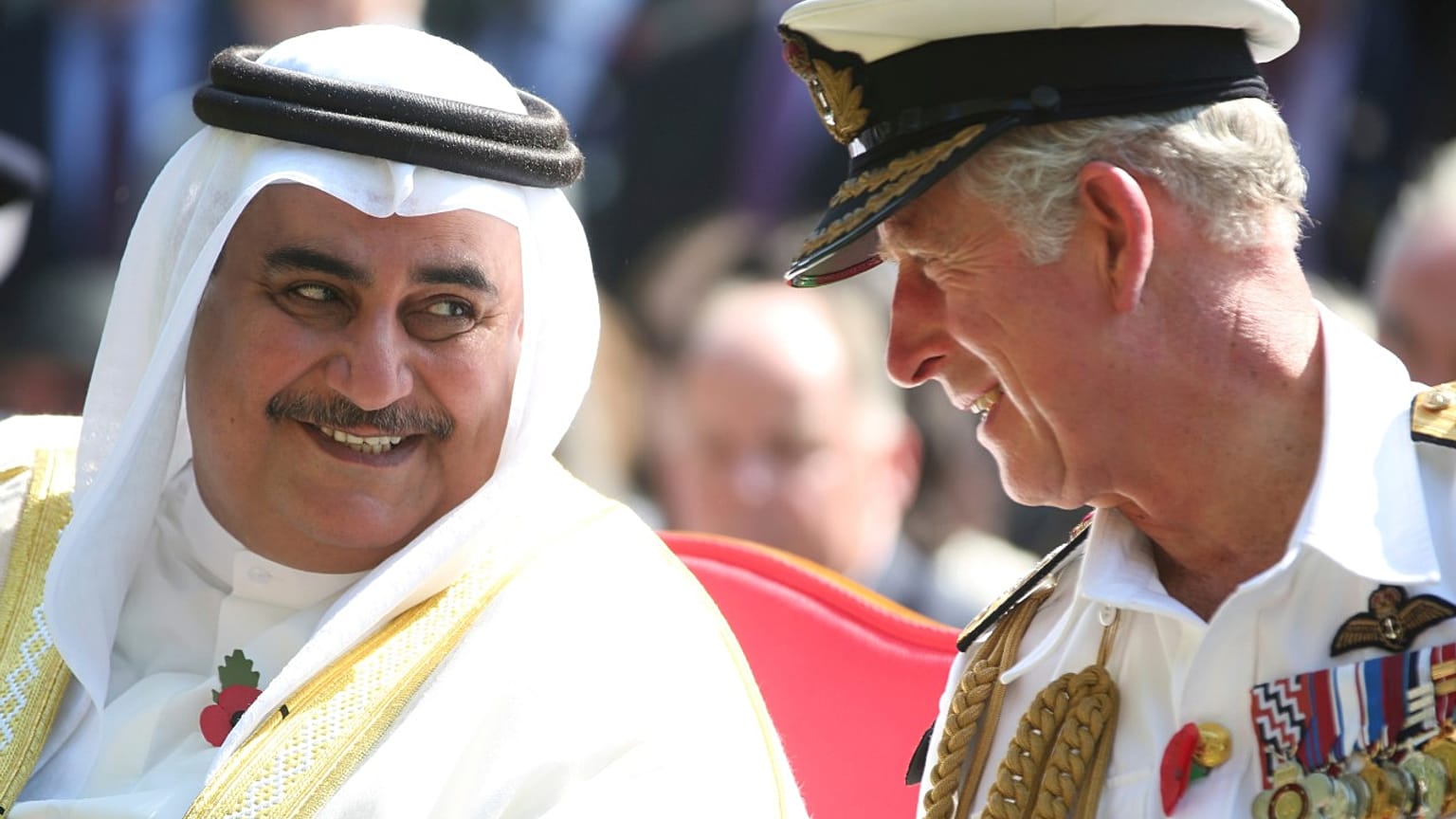 Bahreyn Dışişleri Bakanı Khalid bin Ahmed Al Khalifa (solda), İngiltere kraliyet tahtı varisi Prens Charles (sağda)