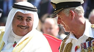 Bahreyn Dışişleri Bakanı Khalid bin Ahmed Al Khalifa (solda), İngiltere kraliyet tahtı varisi Prens Charles (sağda)