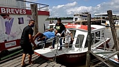 Ohne Masken- oder sonstigen Schutz: Transport eines Covid-19-Patienten in Breves auf der brasilianischen Insel Marajo
