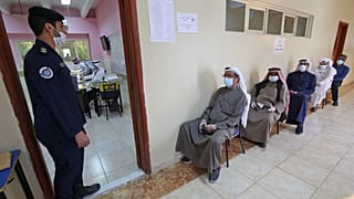أمام أحد مكاتب الاقتراع في مدينة الكويت 