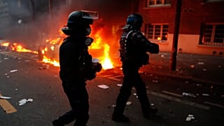 Fransa'nın başkenti Paris'te hükümetin uygulamak istediği yeni genel güvenlik yasa tasarısı ve polis şiddetine karşı gösteri yapan eylemcilere güvenlik güçleri müdahale etti