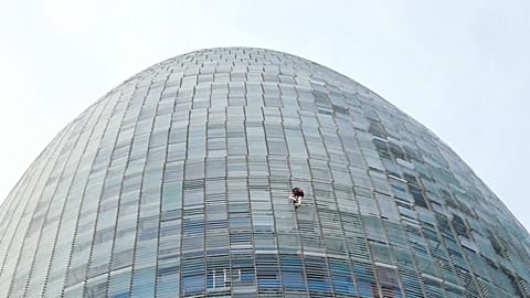 Man climbed a 33-storey tower 
