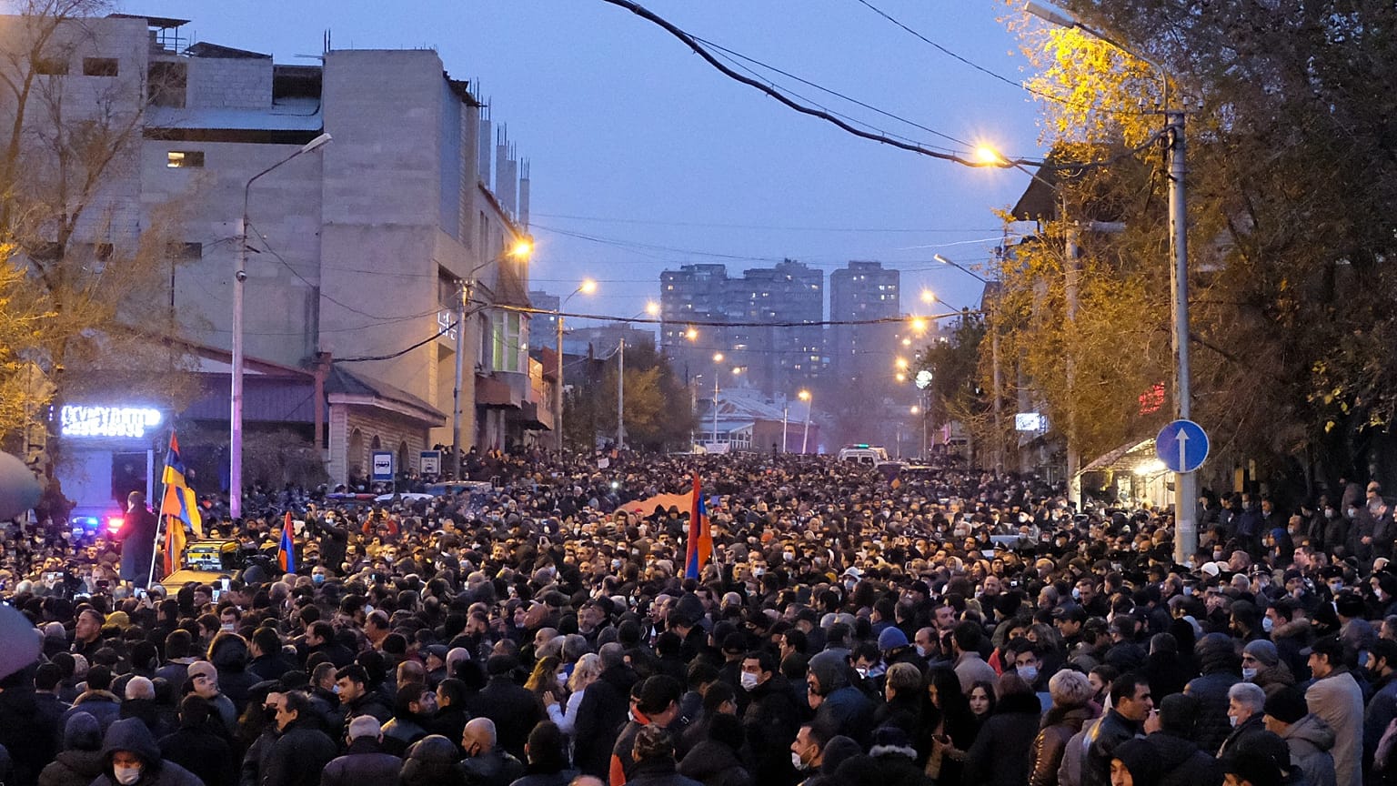 Ermenistan'ın başkenti Erivan'da bir araya gelen on binlerce kişi, hükümetin Dağlık Karabağ sorununu ele alış biçimi nedeniyle Başbakan Nikol Paşinyan'ın istifasını istedi